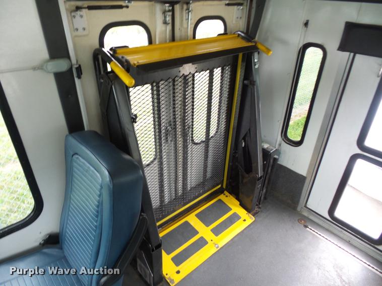 image for item DJ9587 2006 Ford E350 shuttle bus