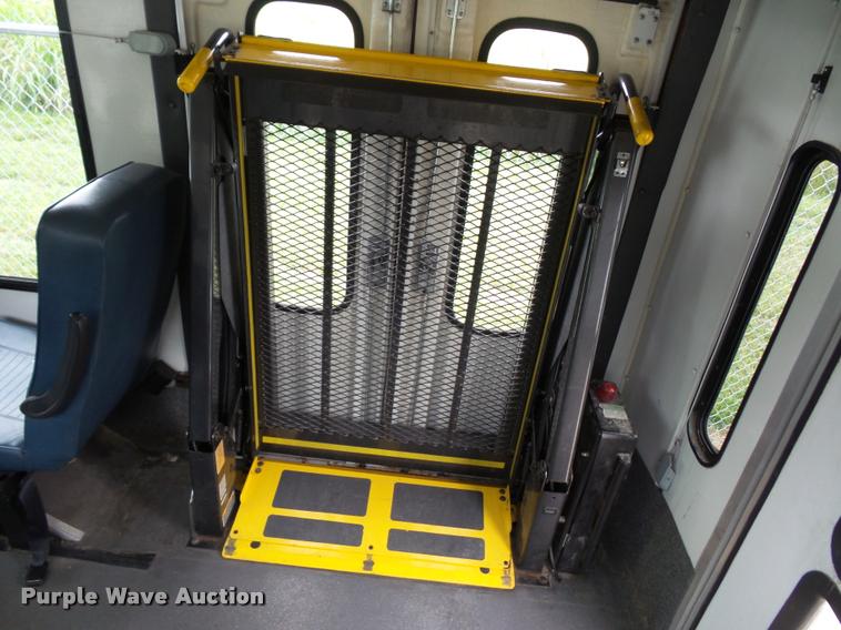 image for item DJ9587 2006 Ford E350 shuttle bus