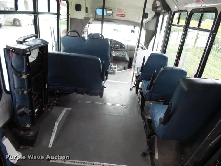 image for item DJ9587 2006 Ford E350 shuttle bus