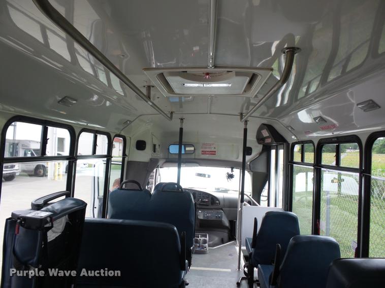 image for item DJ9587 2006 Ford E350 shuttle bus