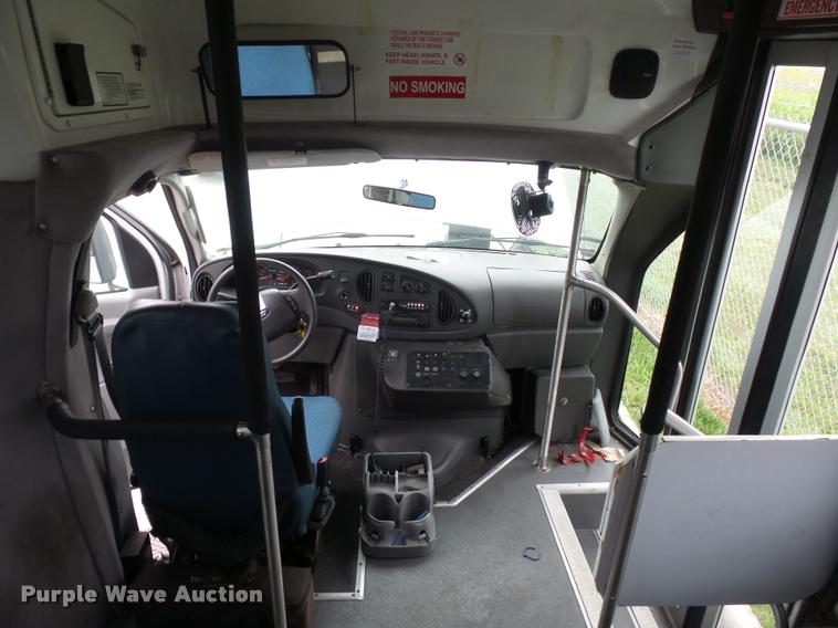 image for item DJ9587 2006 Ford E350 shuttle bus