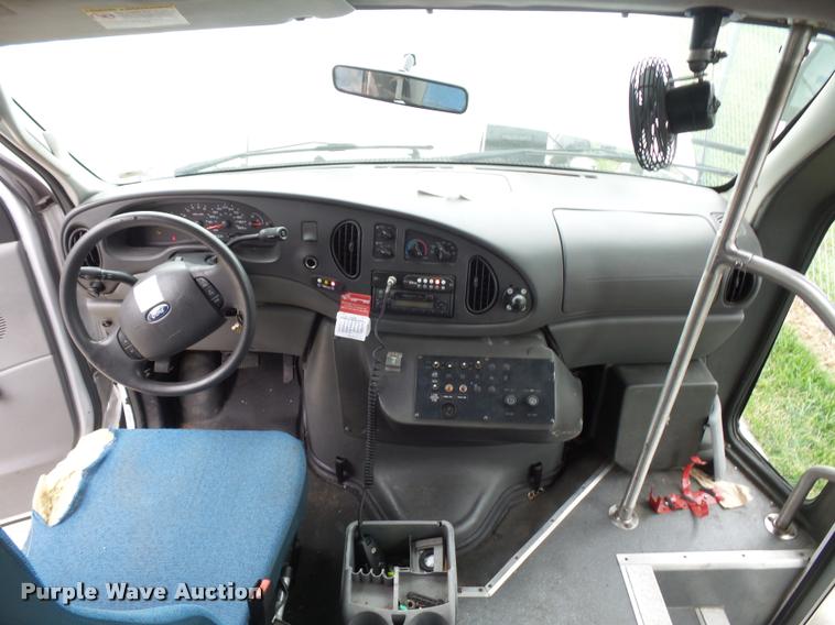 image for item DJ9587 2006 Ford E350 shuttle bus