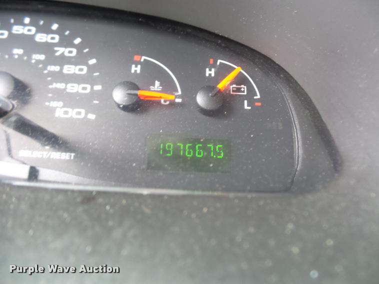 image for item DJ9587 2006 Ford E350 shuttle bus