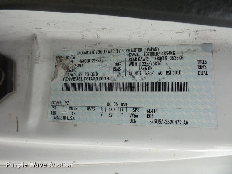 image for item DJ9587 2006 Ford E350 shuttle bus