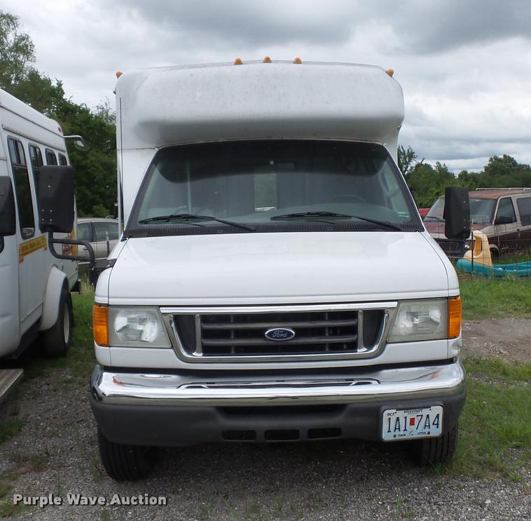 image for item DJ9588 2006 Ford E350 shuttle bus