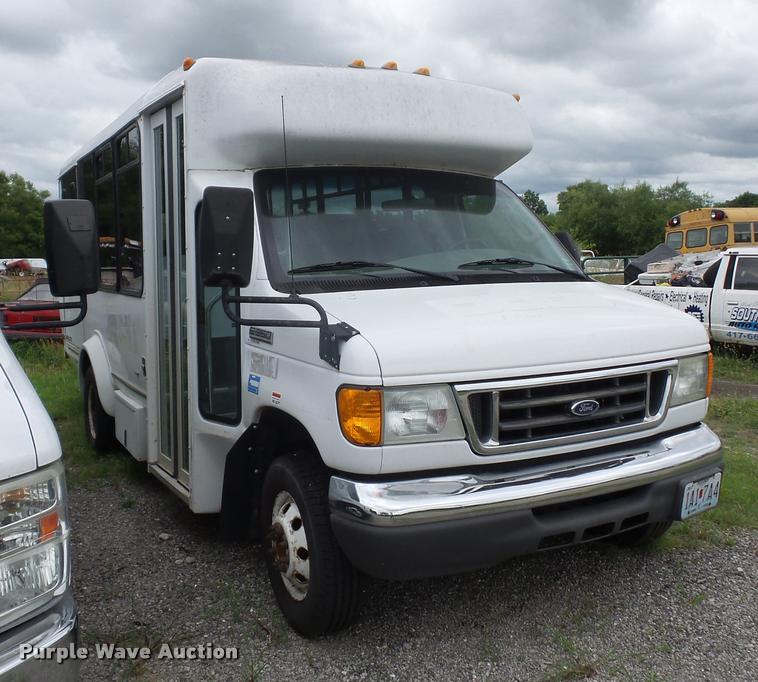 image for item DJ9588 2006 Ford E350 shuttle bus