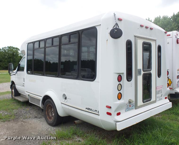 image for item DJ9588 2006 Ford E350 shuttle bus