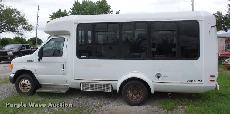 image for item DJ9588 2006 Ford E350 shuttle bus