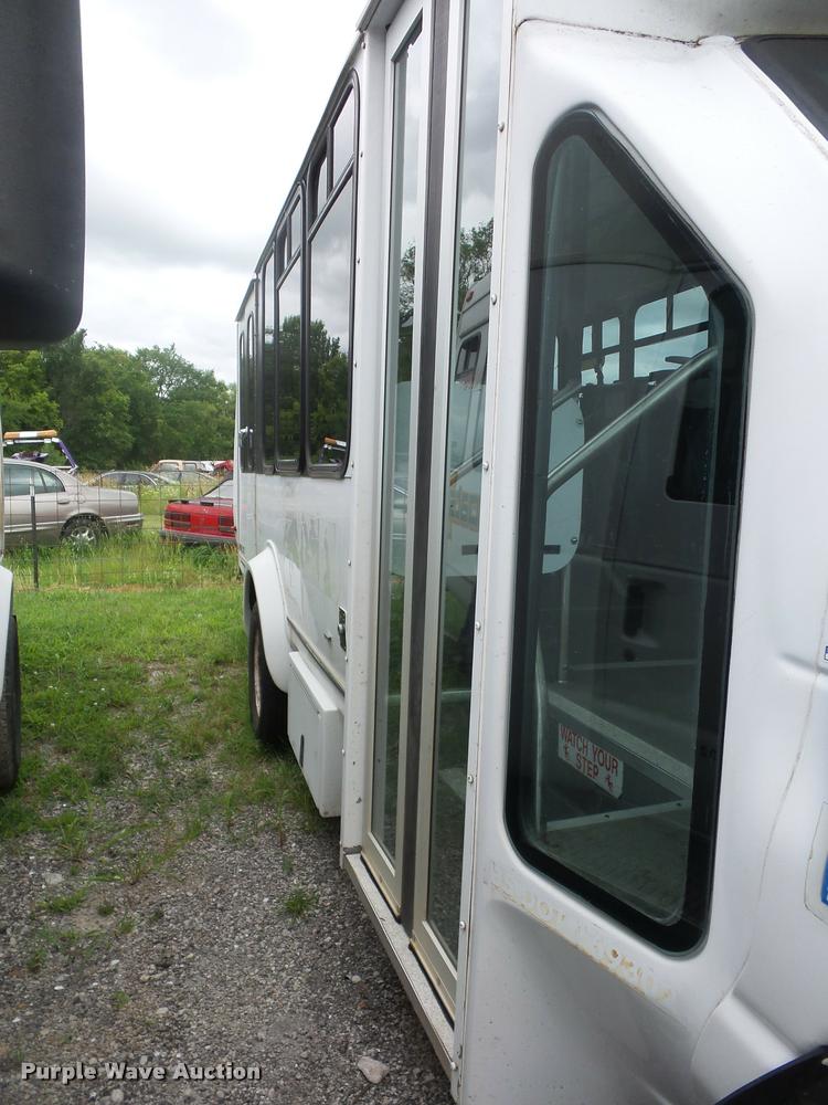 image for item DJ9588 2006 Ford E350 shuttle bus