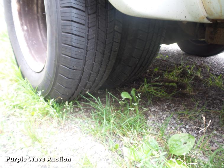 image for item DJ9588 2006 Ford E350 shuttle bus