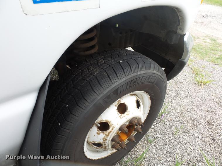 image for item DJ9588 2006 Ford E350 shuttle bus