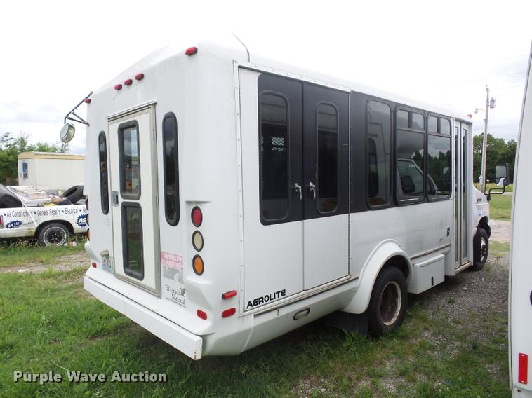 image for item DJ9588 2006 Ford E350 shuttle bus