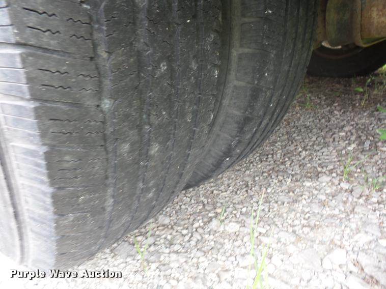 image for item DJ9588 2006 Ford E350 shuttle bus