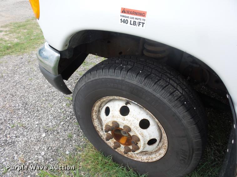 image for item DJ9588 2006 Ford E350 shuttle bus