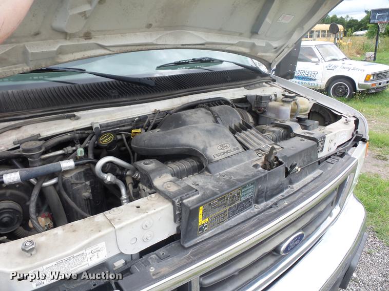 image for item DJ9588 2006 Ford E350 shuttle bus