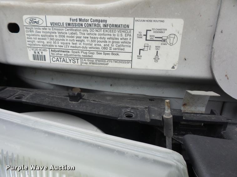 image for item DJ9588 2006 Ford E350 shuttle bus