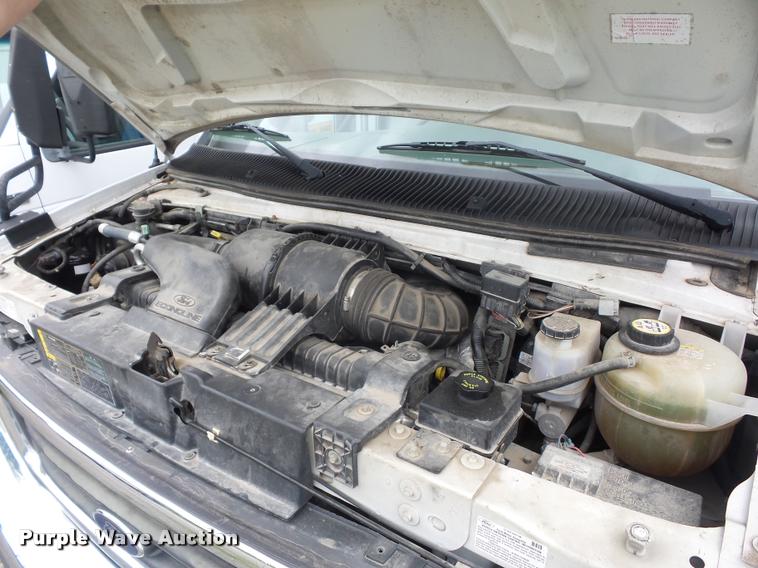 image for item DJ9588 2006 Ford E350 shuttle bus