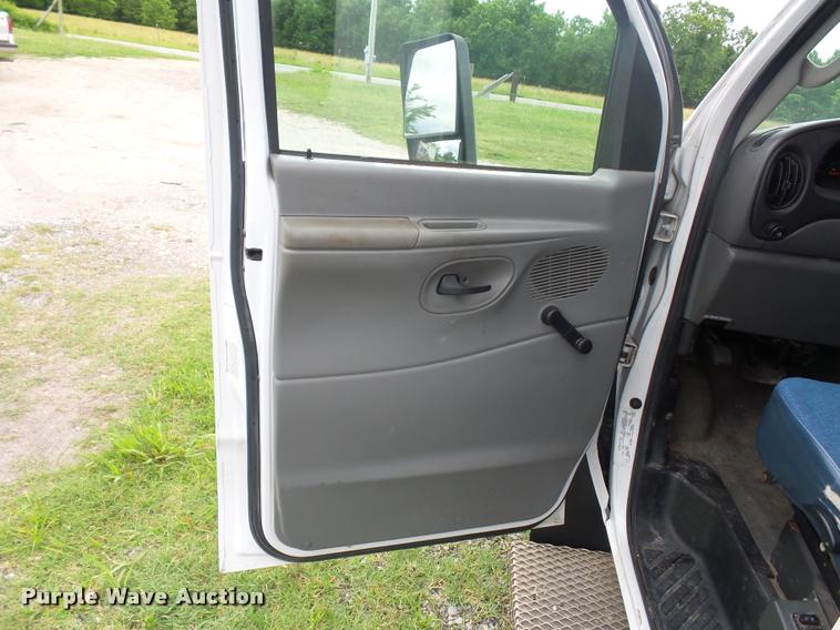 image for item DJ9588 2006 Ford E350 shuttle bus