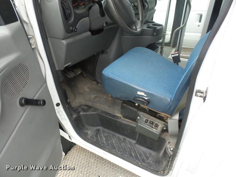 image for item DJ9588 2006 Ford E350 shuttle bus