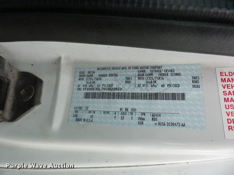 image for item DJ9588 2006 Ford E350 shuttle bus