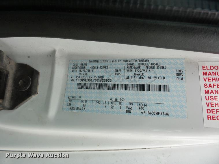 image for item DJ9588 2006 Ford E350 shuttle bus