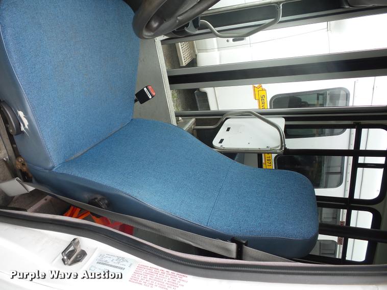 image for item DJ9588 2006 Ford E350 shuttle bus