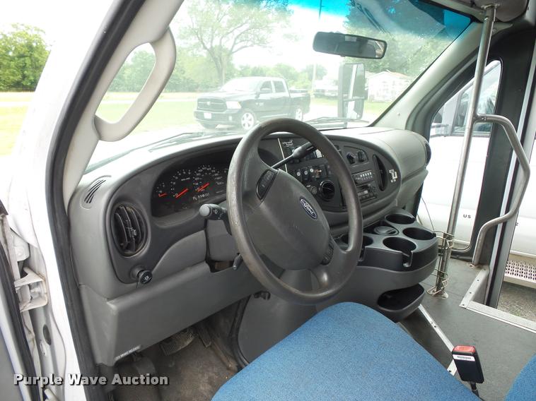 image for item DJ9588 2006 Ford E350 shuttle bus