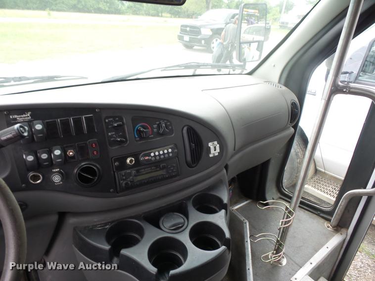image for item DJ9588 2006 Ford E350 shuttle bus