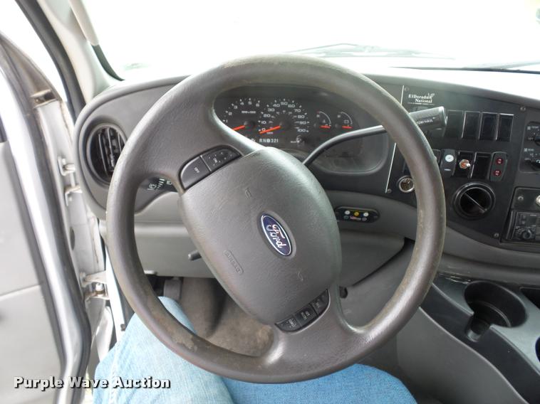image for item DJ9588 2006 Ford E350 shuttle bus