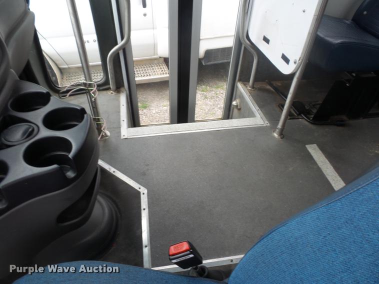 image for item DJ9588 2006 Ford E350 shuttle bus