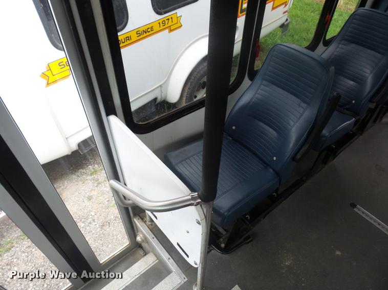 image for item DJ9588 2006 Ford E350 shuttle bus