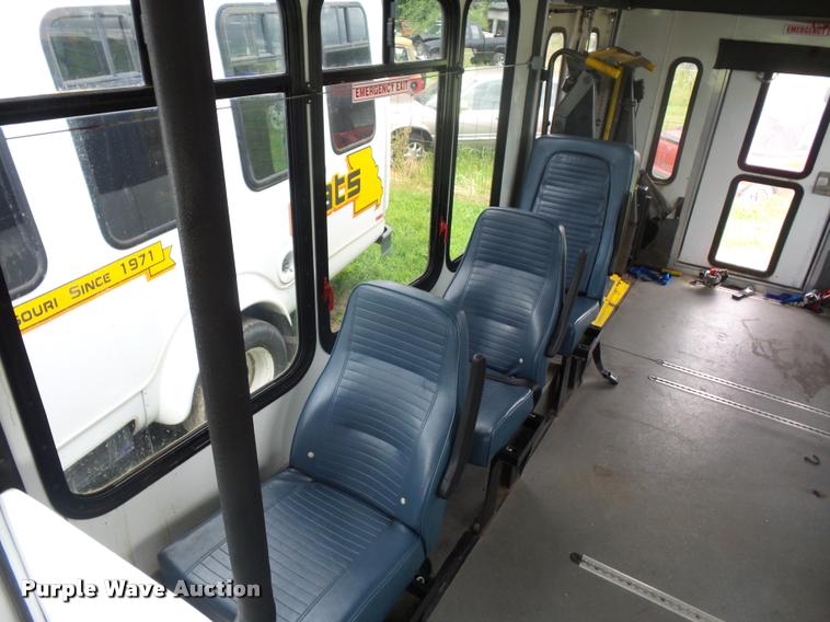 image for item DJ9588 2006 Ford E350 shuttle bus