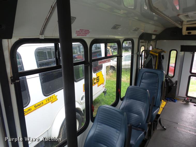 image for item DJ9588 2006 Ford E350 shuttle bus