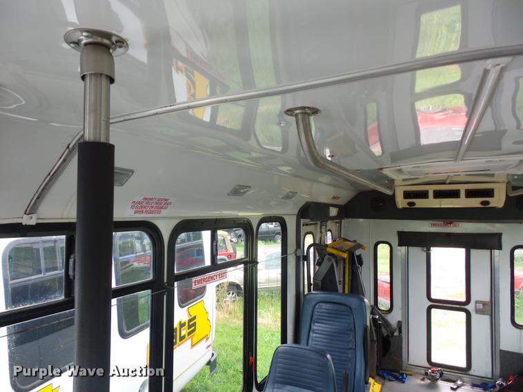 image for item DJ9588 2006 Ford E350 shuttle bus