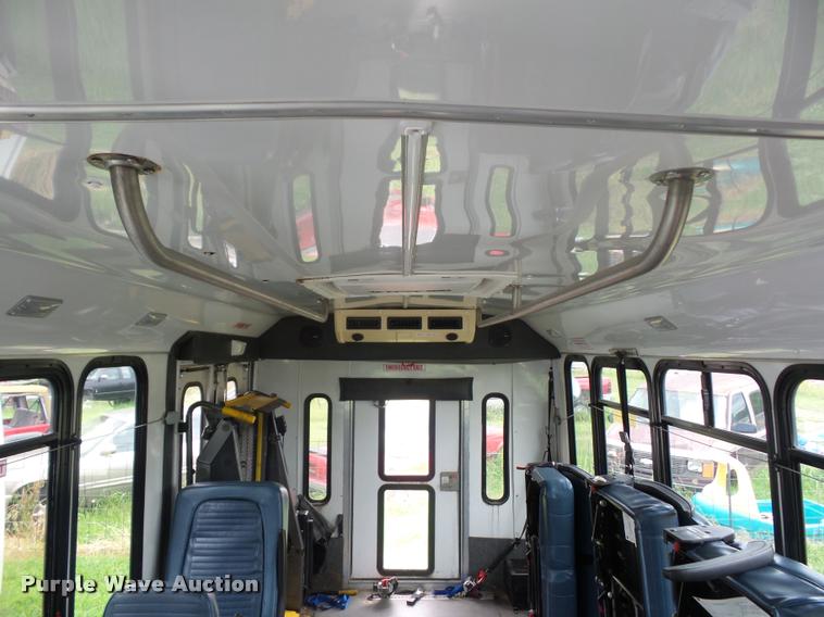image for item DJ9588 2006 Ford E350 shuttle bus
