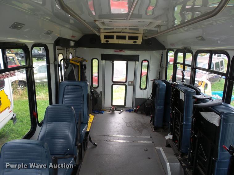 image for item DJ9588 2006 Ford E350 shuttle bus