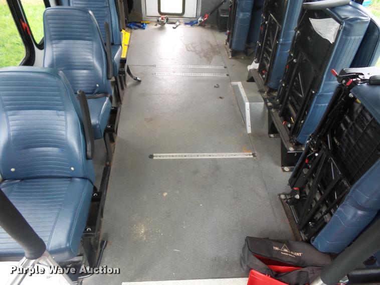 image for item DJ9588 2006 Ford E350 shuttle bus