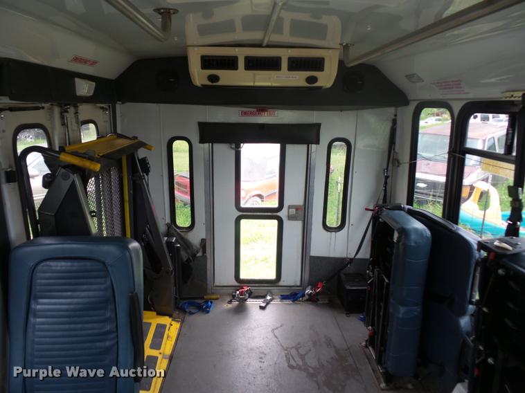 image for item DJ9588 2006 Ford E350 shuttle bus