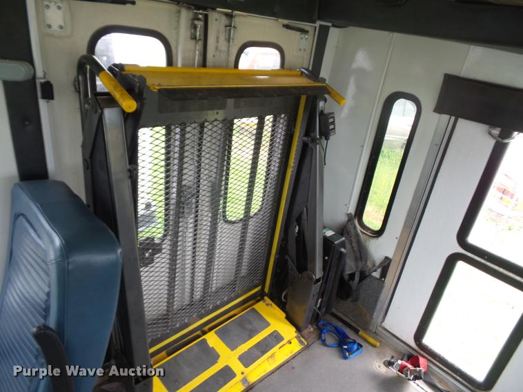 image for item DJ9588 2006 Ford E350 shuttle bus