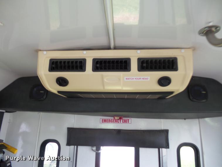 image for item DJ9588 2006 Ford E350 shuttle bus