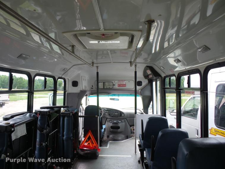 image for item DJ9588 2006 Ford E350 shuttle bus