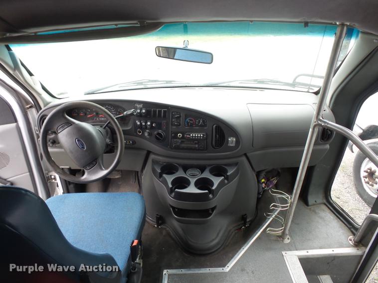 image for item DJ9588 2006 Ford E350 shuttle bus