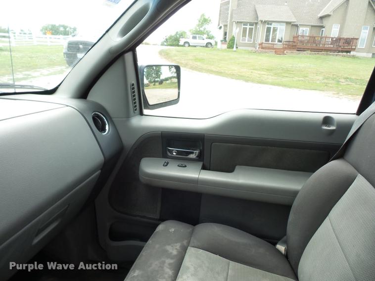 image for item DJ9589 2004 Ford F150 SuperCab pickup truck