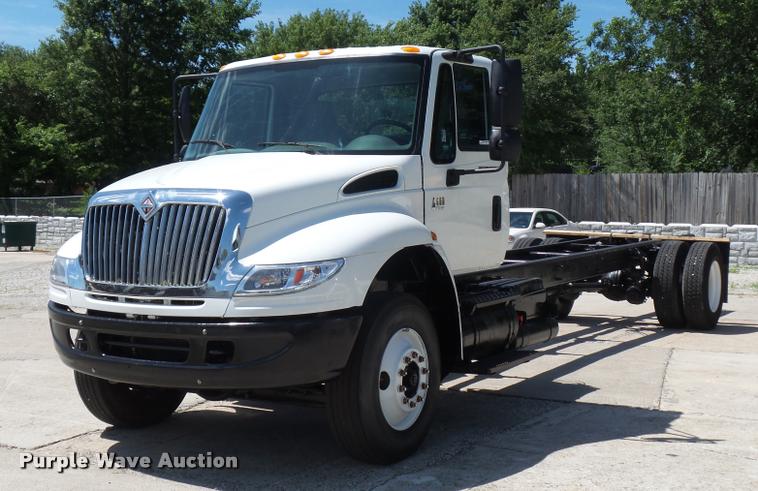 image for item DJ9591 2005 International DuraStar 4400 truck cab and chassis