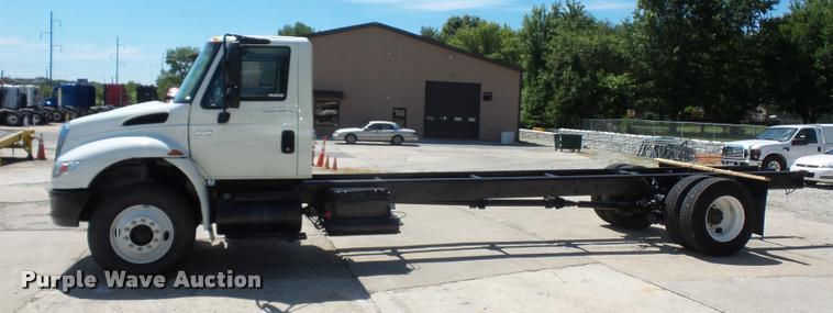 image for item DJ9591 2005 International DuraStar 4400 truck cab and chassis