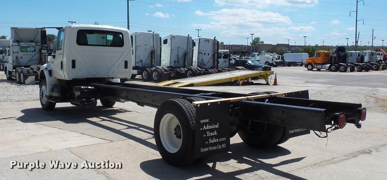 image for item DJ9591 2005 International DuraStar 4400 truck cab and chassis