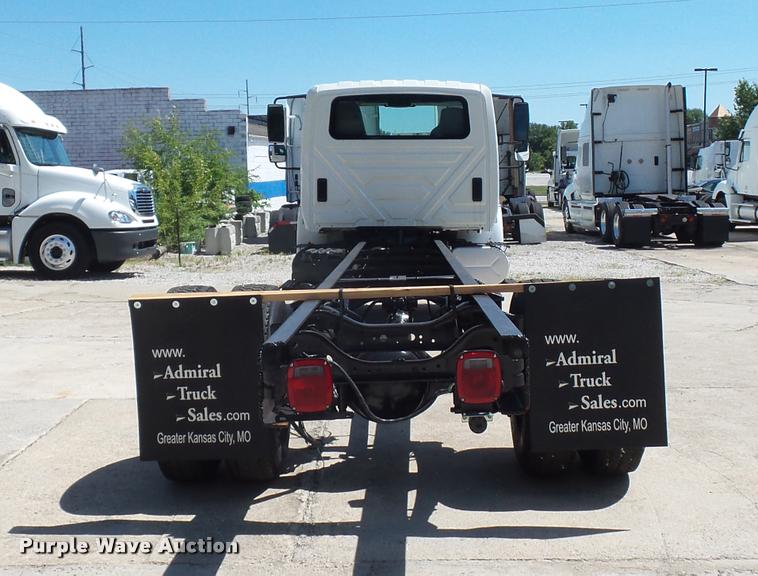 image for item DJ9591 2005 International DuraStar 4400 truck cab and chassis