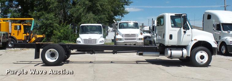 image for item DJ9591 2005 International DuraStar 4400 truck cab and chassis