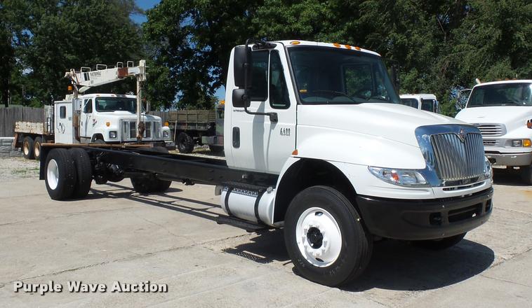 image for item DJ9591 2005 International DuraStar 4400 truck cab and chassis