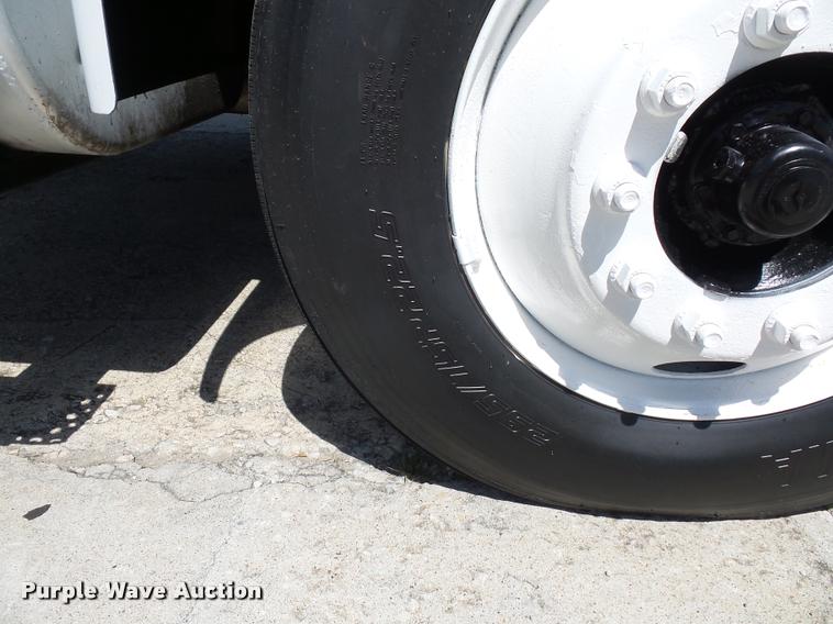 image for item DJ9591 2005 International DuraStar 4400 truck cab and chassis